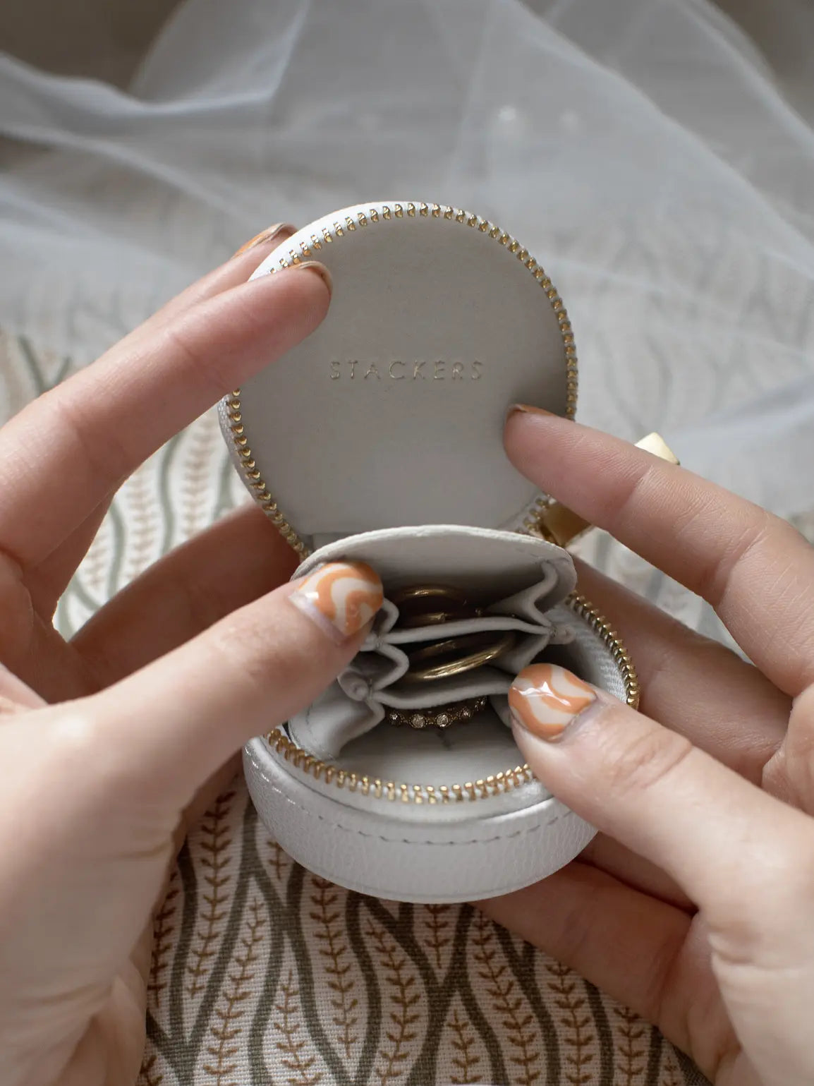 Stackers White Oyster Travel Jewellery Box