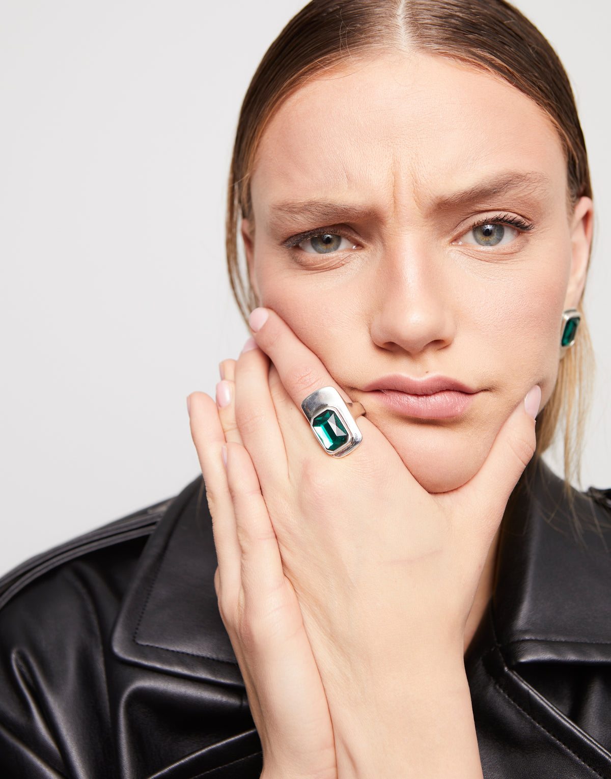 Uno de 50 Ring with green crystal