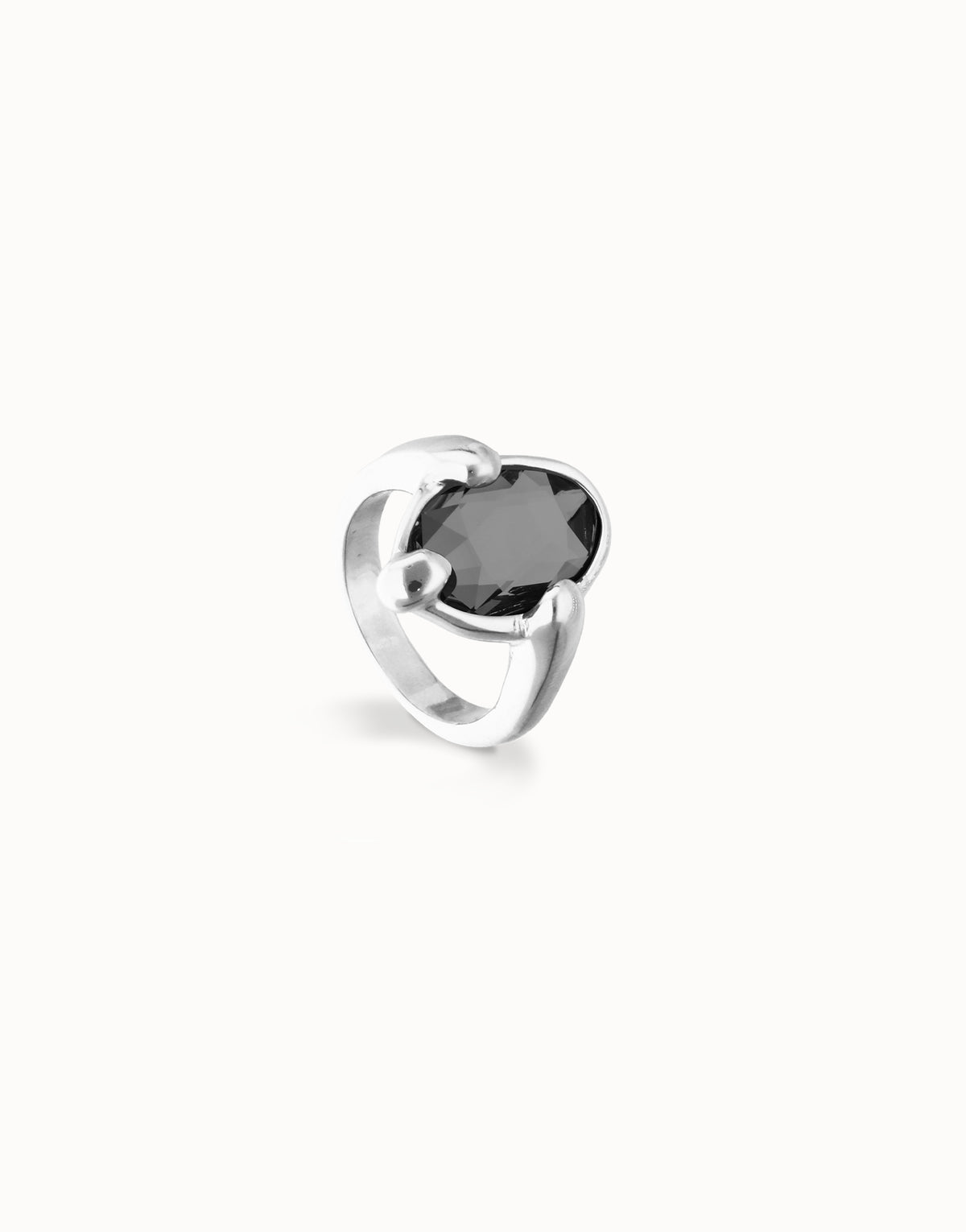 Ring with oval faceted black crystal
