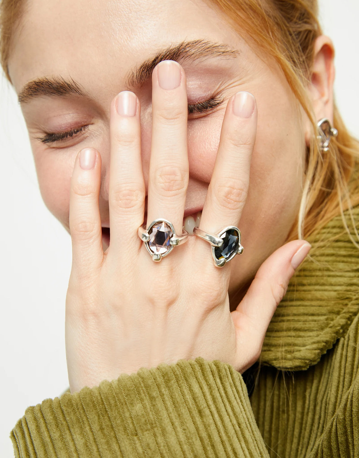 Ring with oval faceted black crystal