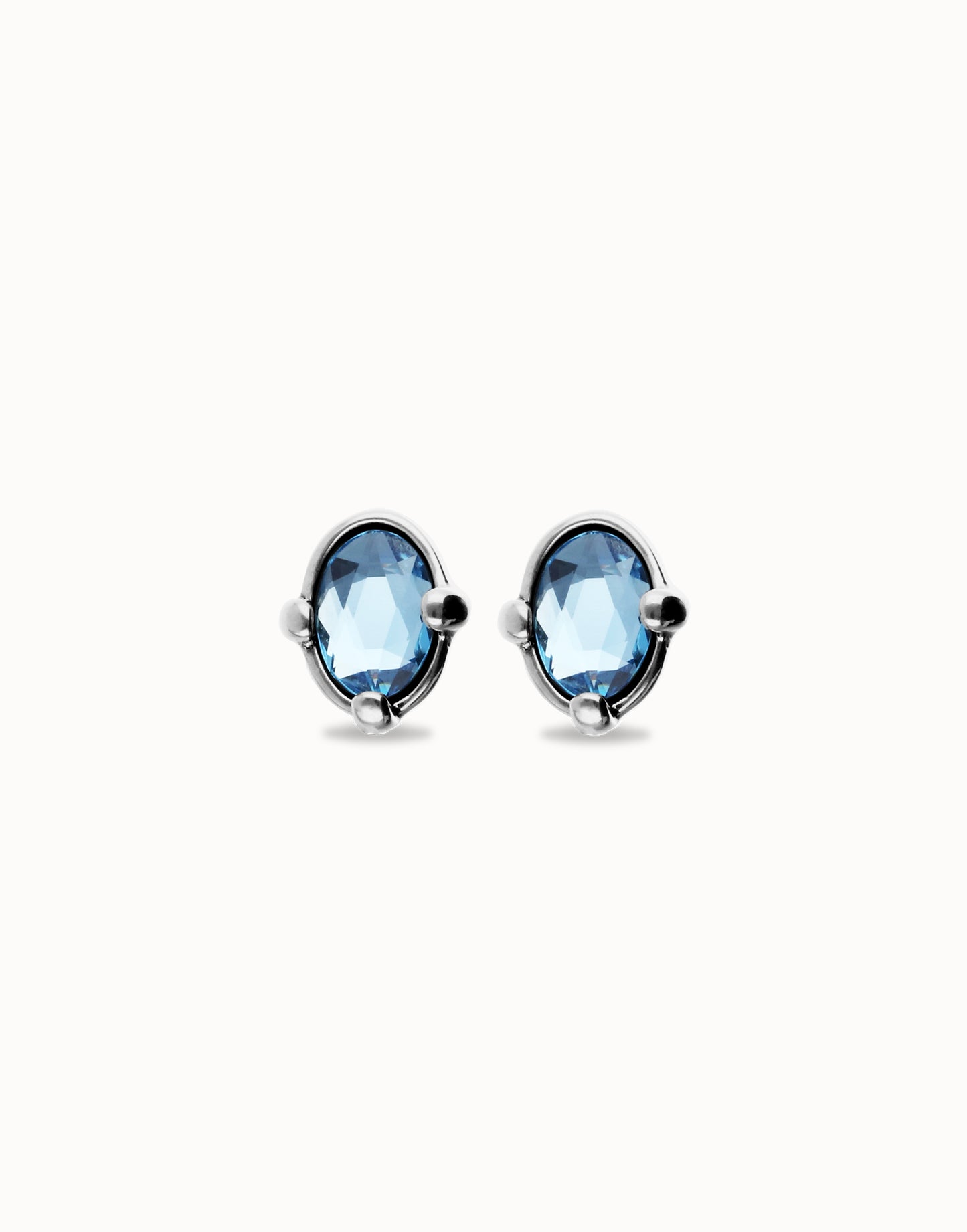 Studs with blue oval faceted crystals