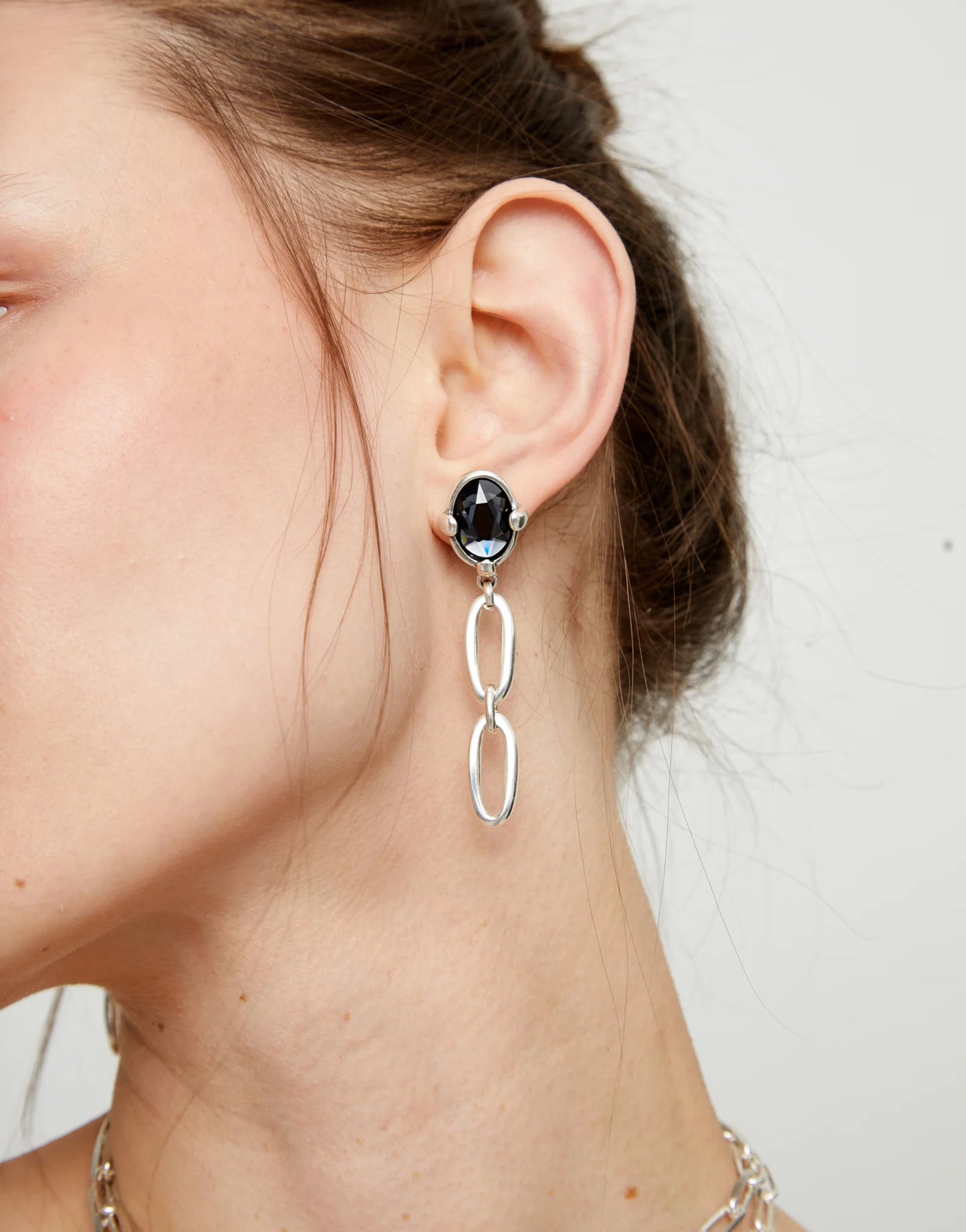 Drop earrings with faceted black crystal and links