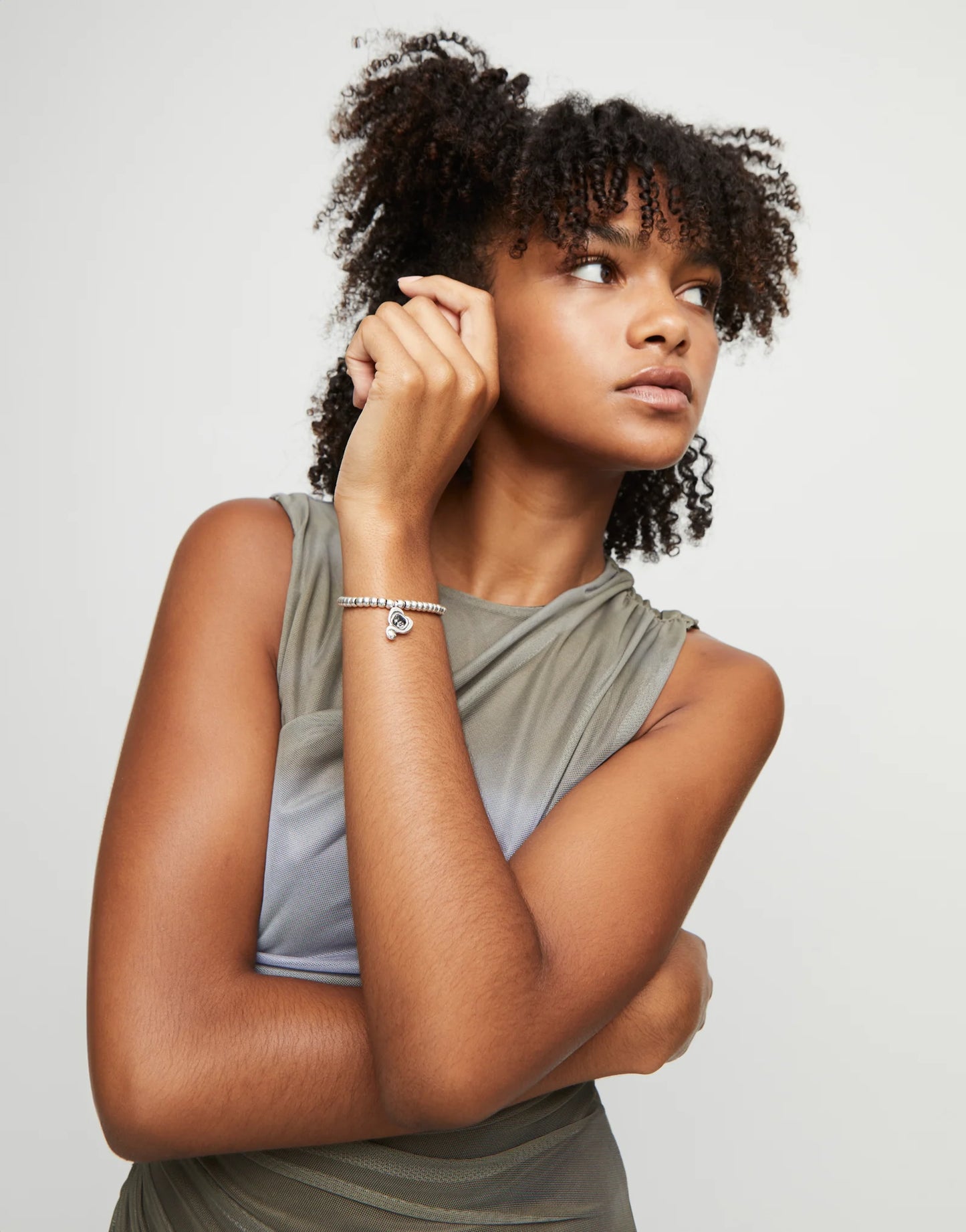 Beaded stretch bracelet with heart and black crystal