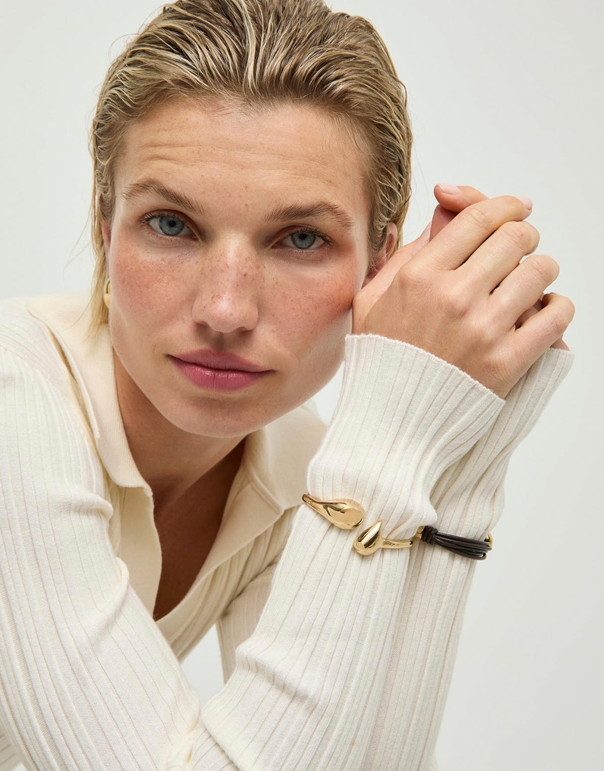 Gold Originia Bangle bracelet with rounded shapes